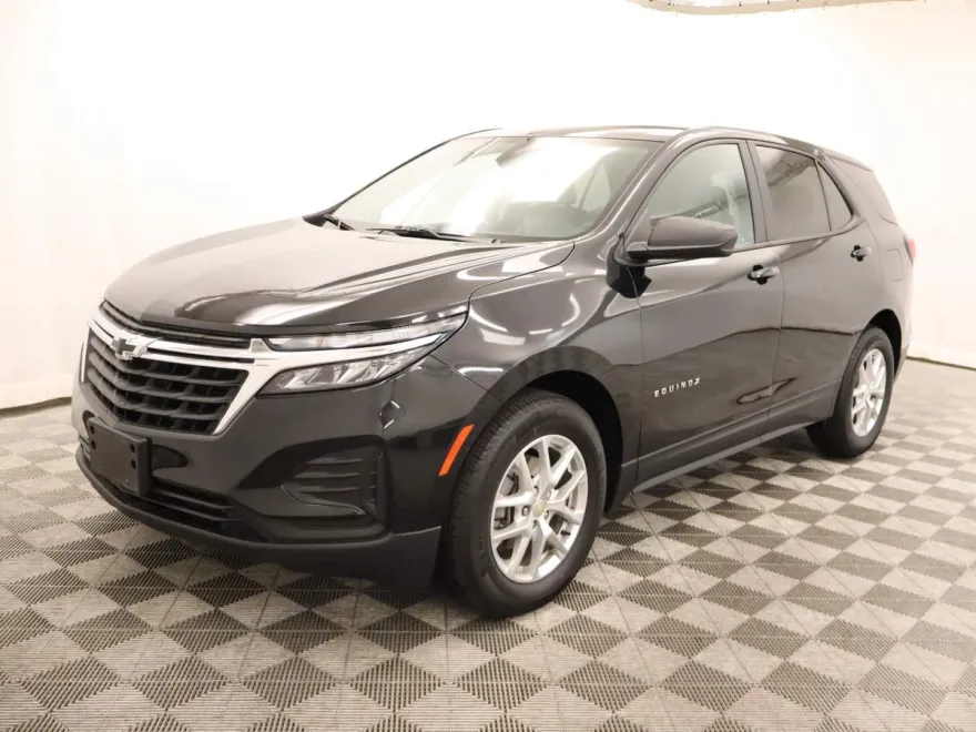 2022 Chevrolet Equinox LS photo 1
