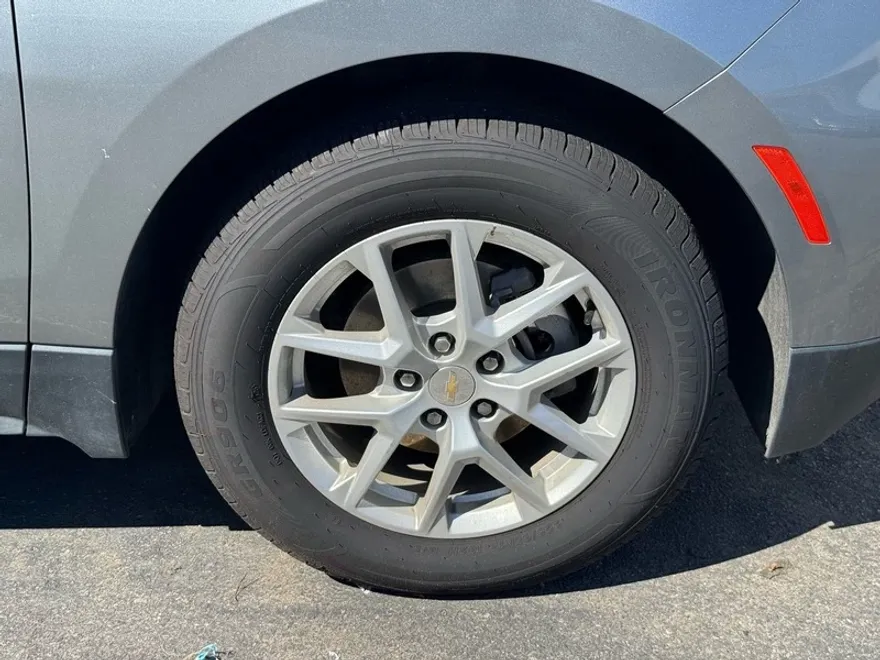 2023 Chevrolet Equinox LT photo 1