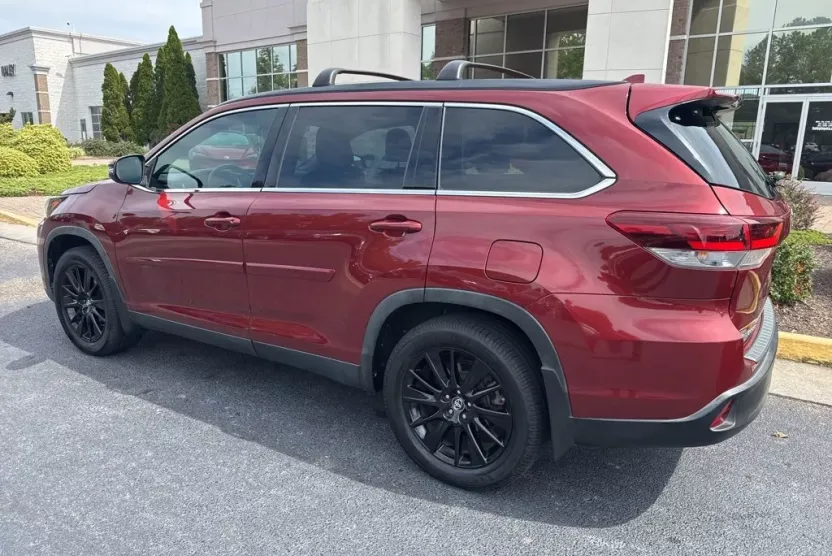 2019 Toyota Highlander SE photo 1