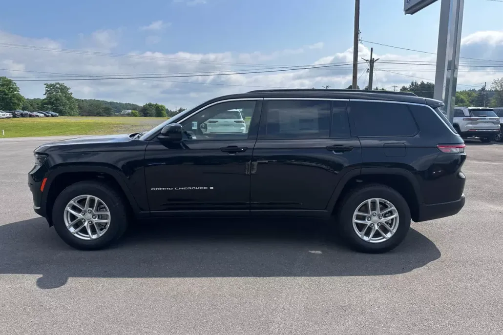 2025 Jeep Grand Cherokee Laredo photo 1
