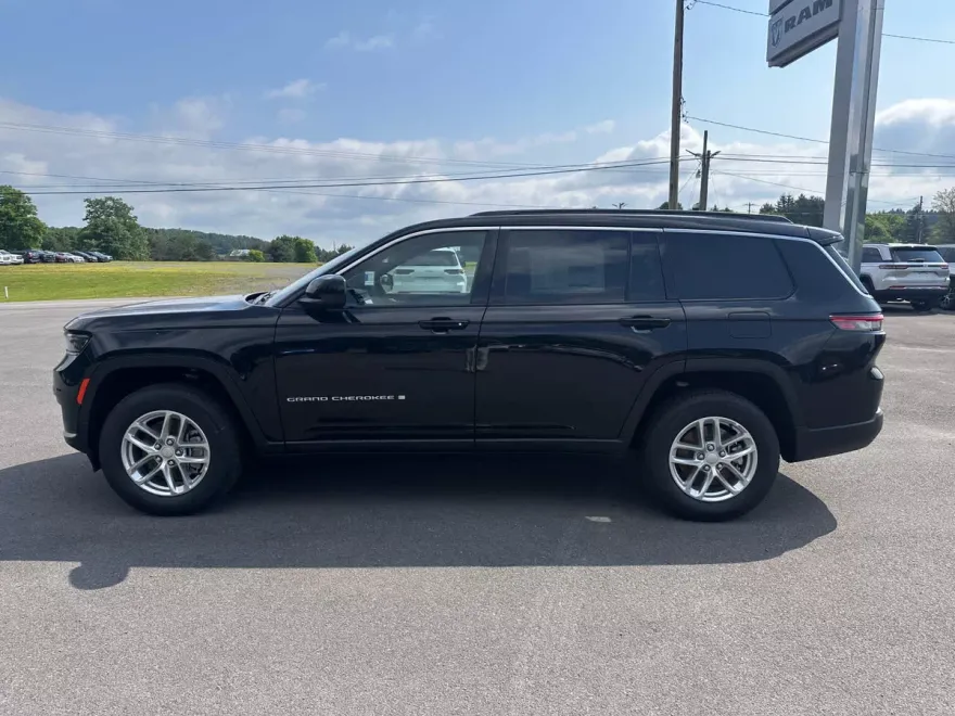 2025 Jeep Grand Cherokee Laredo photo 1