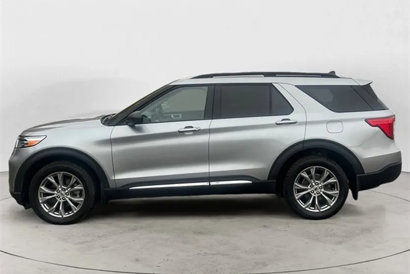 2023 Ford Explorer XLT photo 1