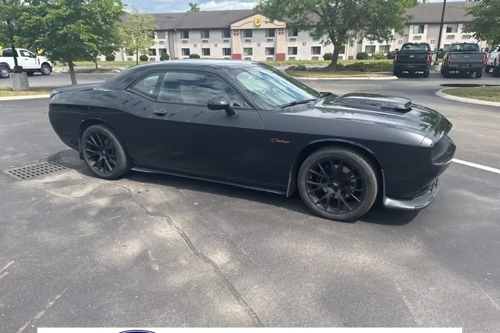 2016 Dodge Challenger SXT photo 1