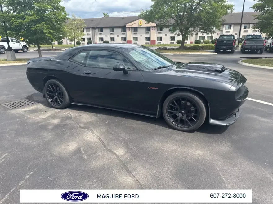 2016 Dodge Challenger SXT photo 1