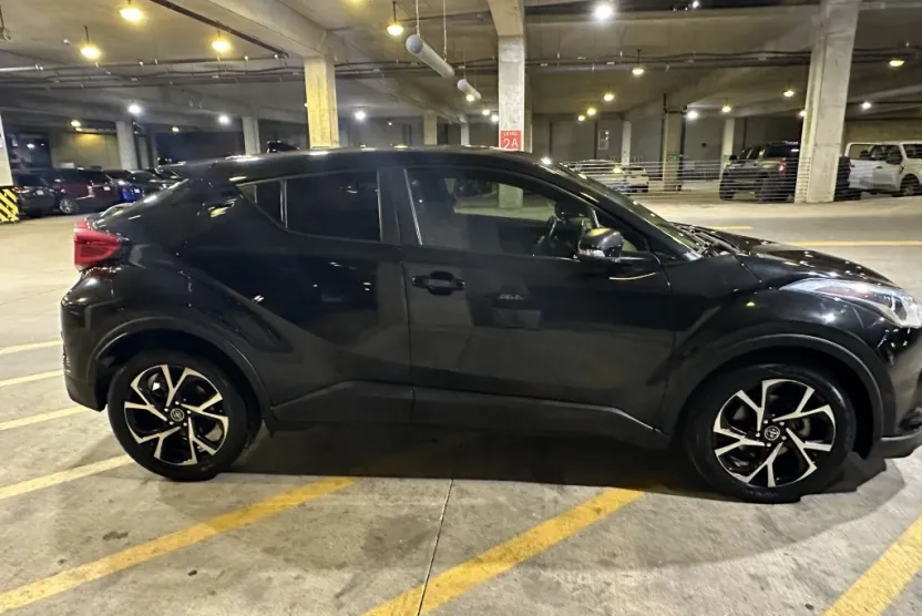 2018 Toyota C-HR XLE photo 1