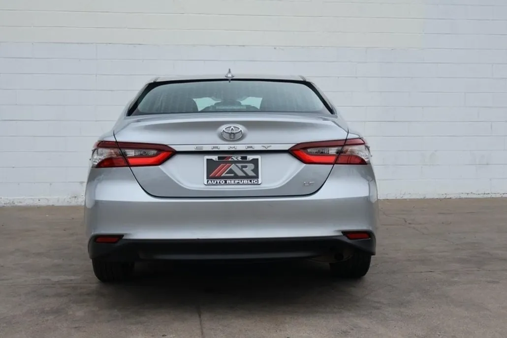 2023 Toyota Camry LE photo 1