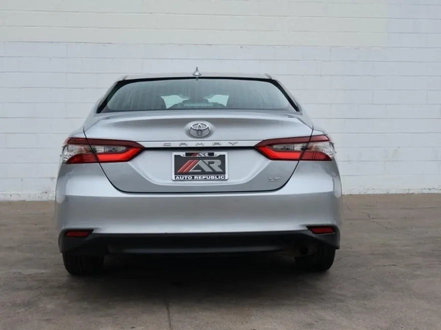 2023 Toyota Camry LE photo 1