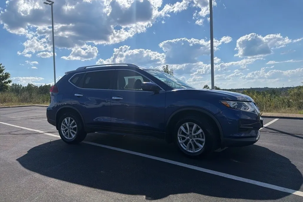 2018 Nissan Rogue SV photo 1