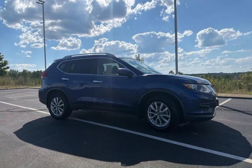 2018 Nissan Rogue SV photo 1