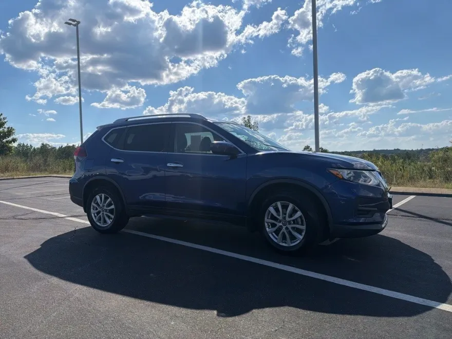 2018 Nissan Rogue SV photo 1