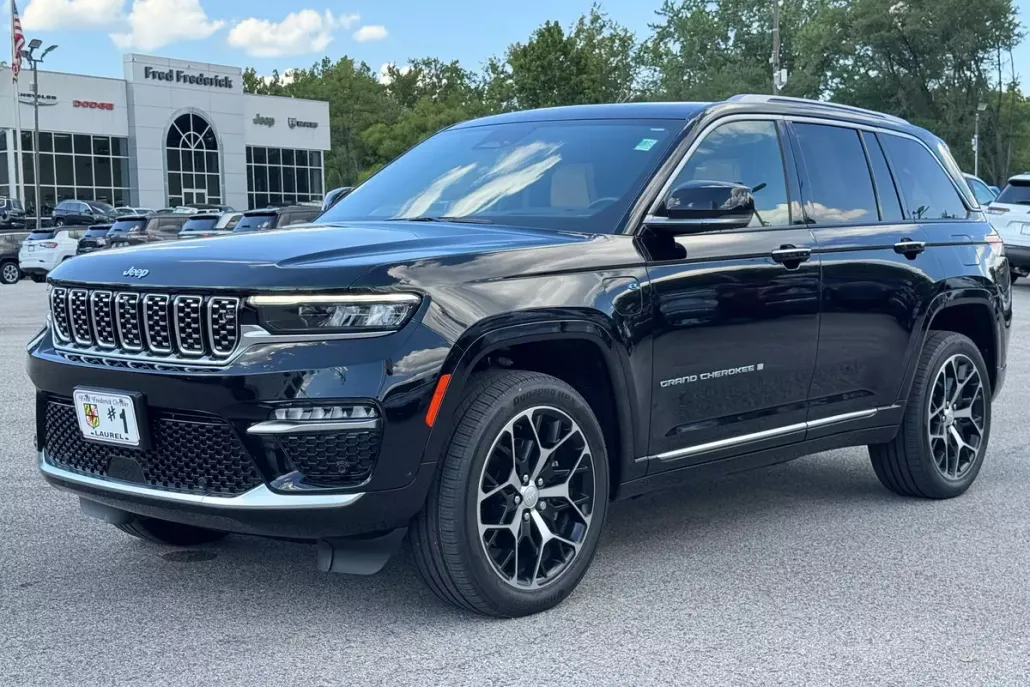 2022 Jeep Cherokee Summit 4xe photo 1