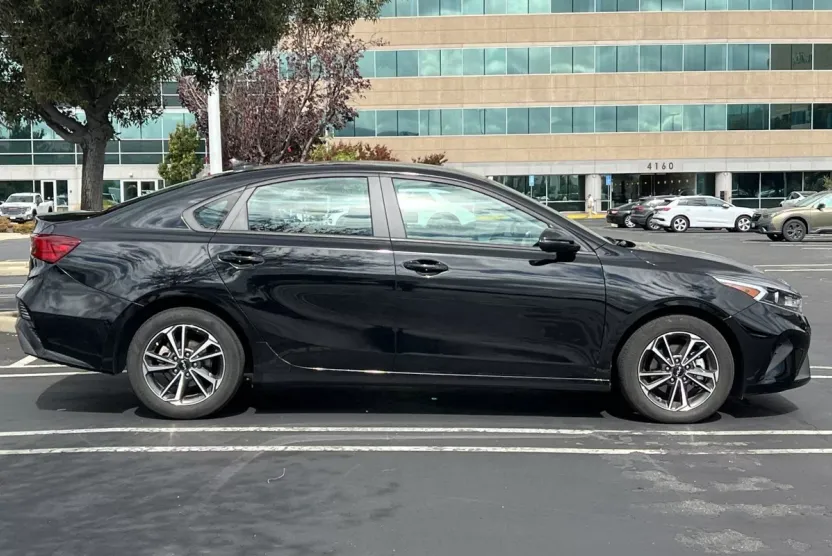 2023 Kia Forte LXS photo 1
