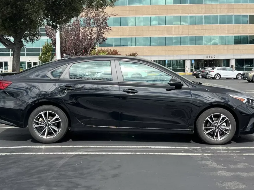 2023 Kia Forte LXS photo 1