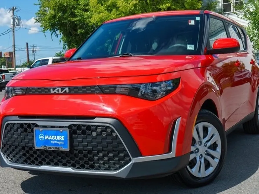 2023 Kia Soul LX photo 1
