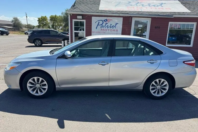 2015 Toyota Camry LE photo 1