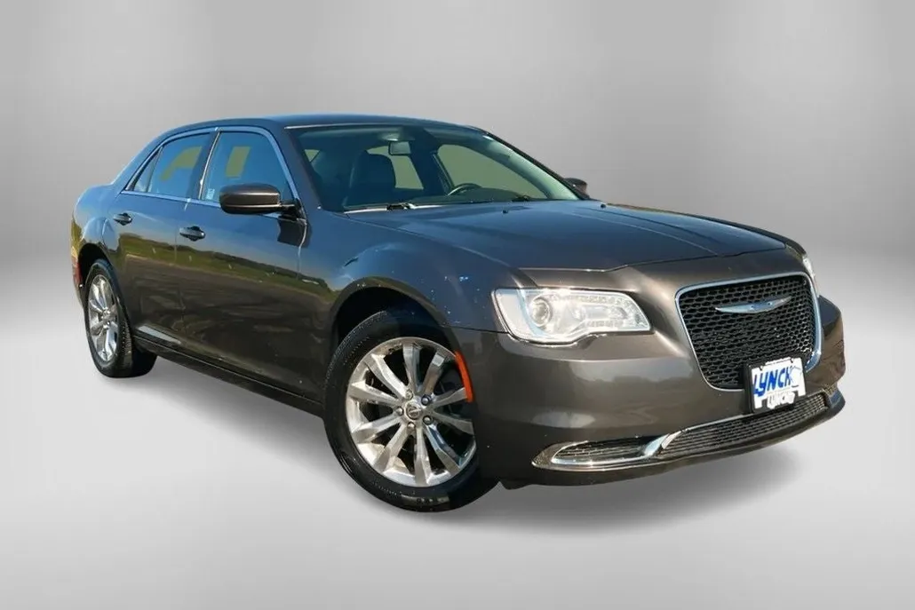 2017 Chrysler 300 Limited photo 1