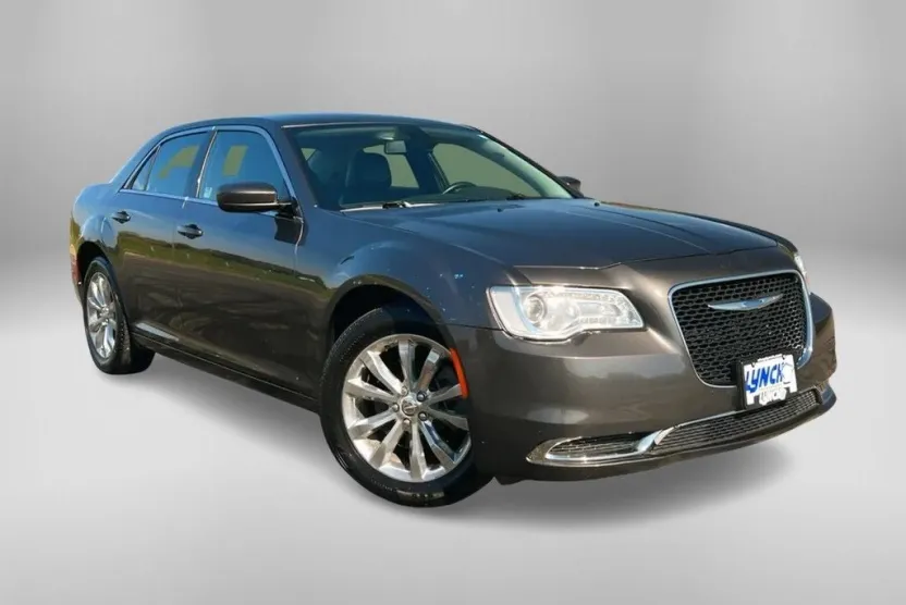 2017 Chrysler 300 Limited photo 1