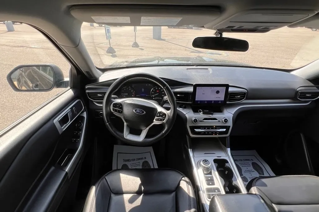 2023 Ford Explorer XLT photo 1