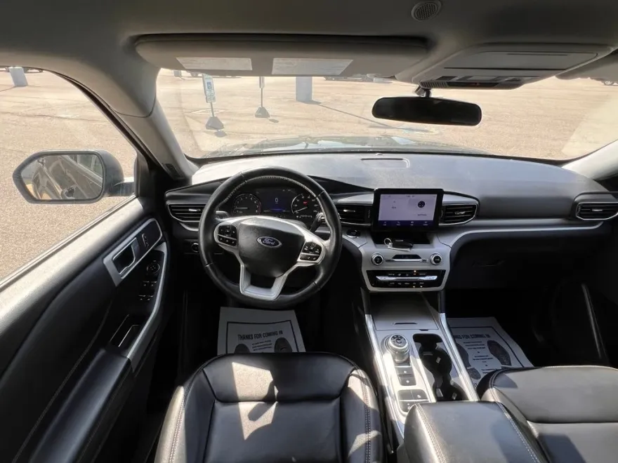 2023 Ford Explorer XLT photo 1