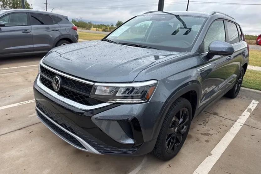 2024 Volkswagen Taos SE photo 1