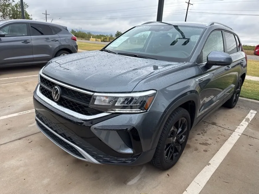 2024 Volkswagen Taos SE photo 1