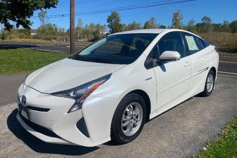 2016 Toyota Prius Two photo 1
