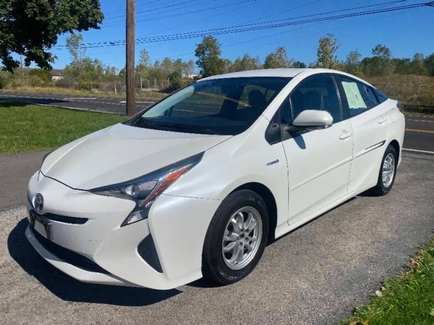 2016 Toyota Prius Two photo 1