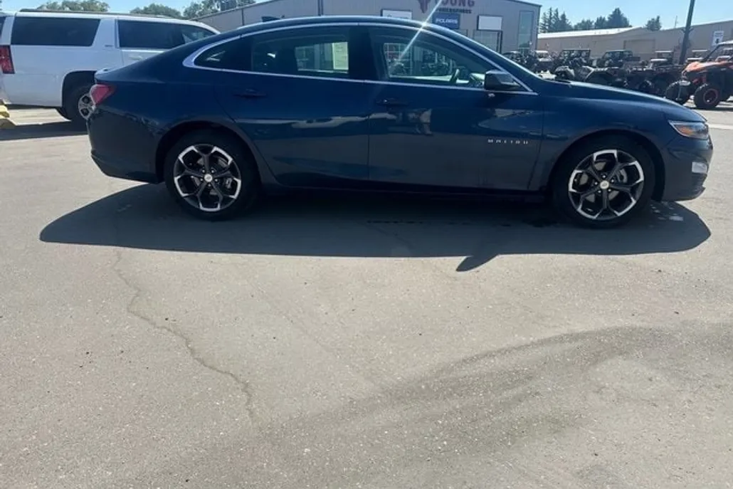 2022 Chevrolet Malibu 1LT photo 1