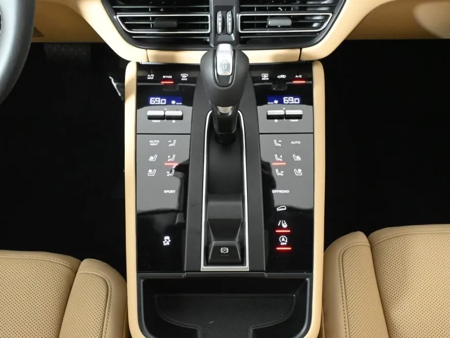 2024 Porsche Macan Base photo 25