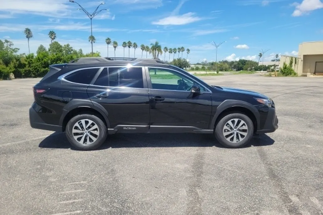2025 Subaru Outback Premium photo 1