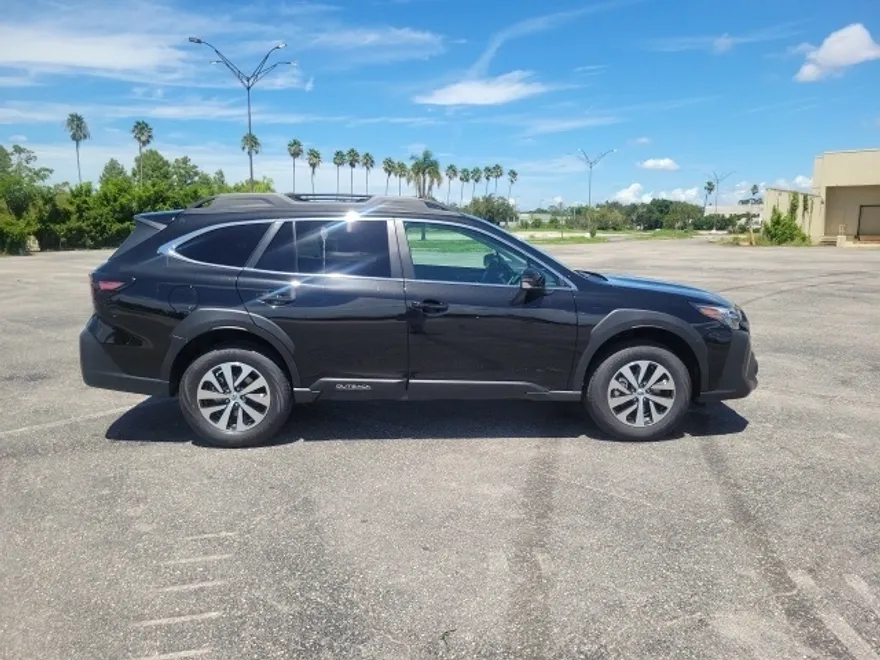 2025 Subaru Outback Premium photo 1