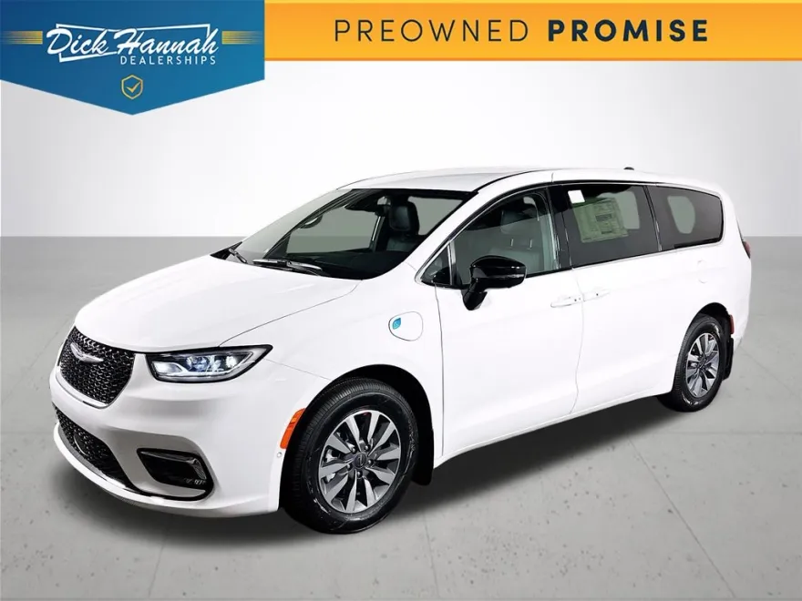2025 Chrysler Pacifica Hybrid photo 1