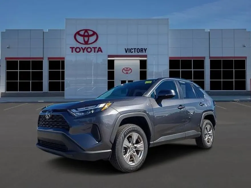 2022 Toyota RAV4 XLE photo 1
