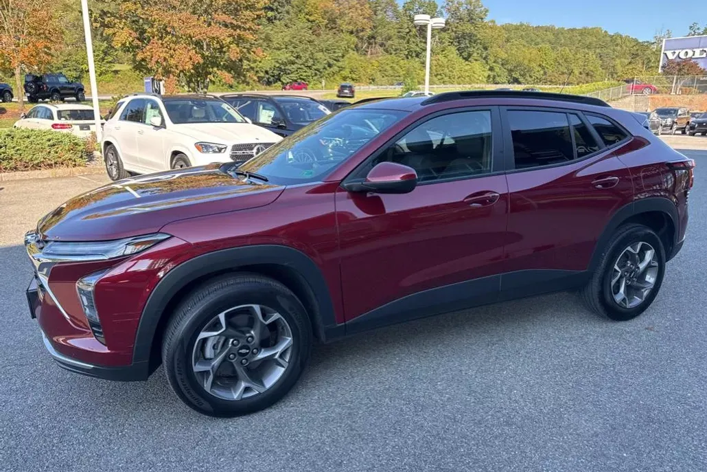2024 Chevrolet Trax LT photo 1