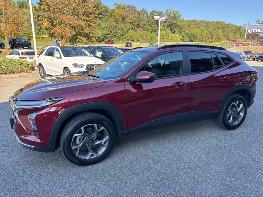 2024 Chevrolet Trax LT photo 1