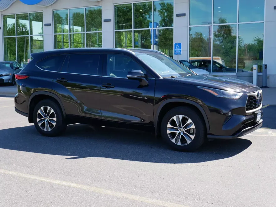 2022 Toyota Highlander XLE photo 1