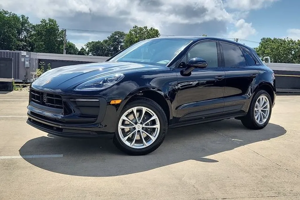 2026 Porsche Macan T photo 1