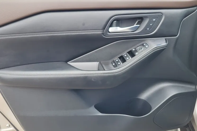 2023 Nissan Rogue SL photo 1