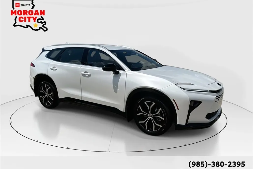 2025 Toyota Crown Signia XLE photo 1