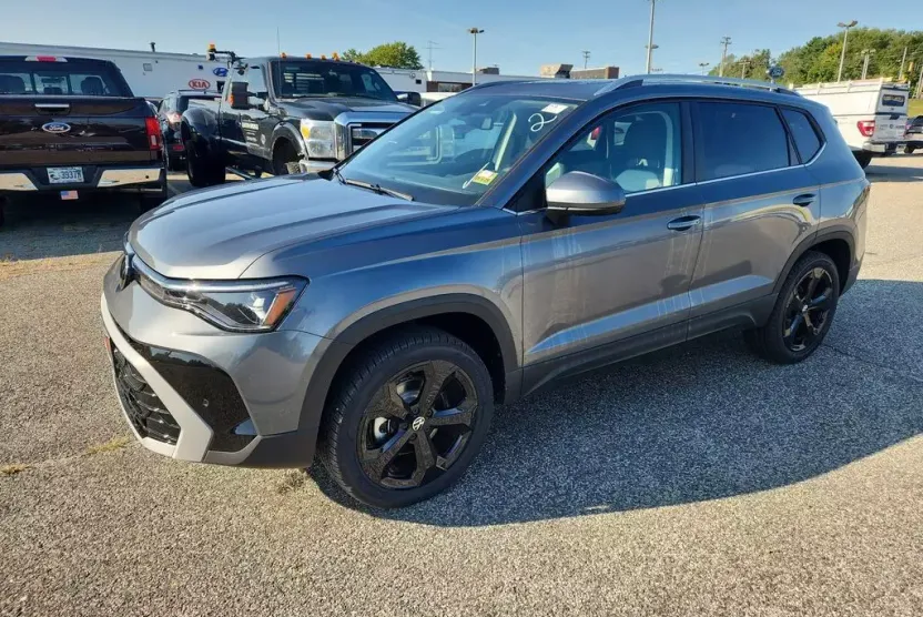 2025 Volkswagen Taos SEL photo 1