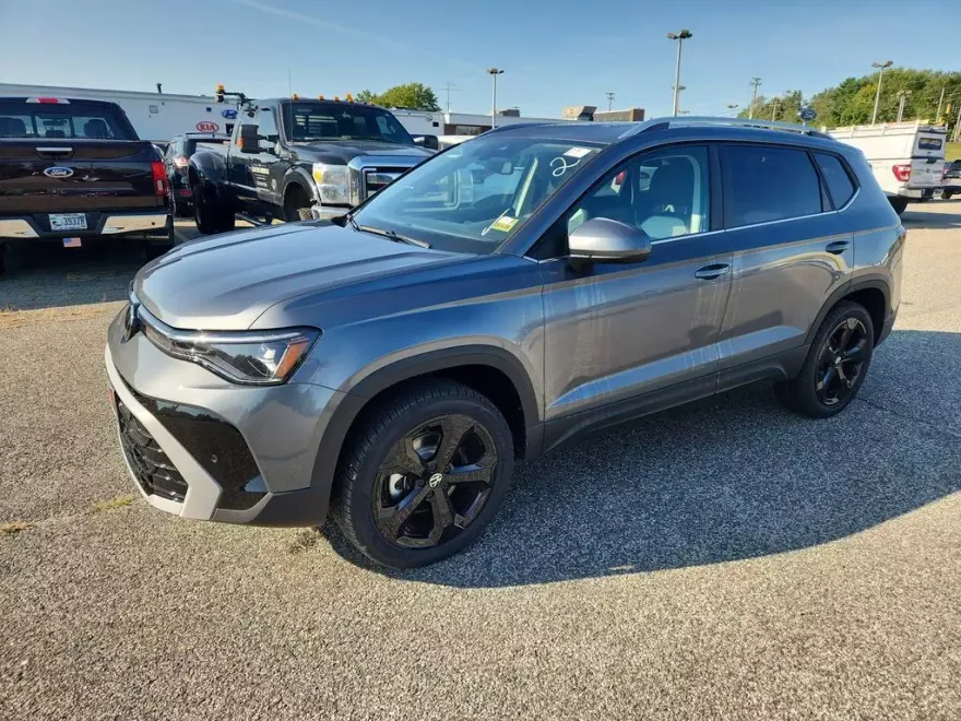 2025 Volkswagen Taos SEL photo 1