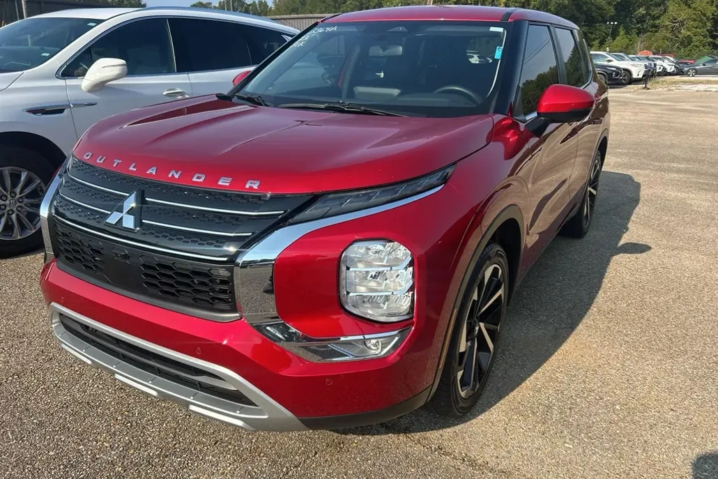 2023 Mitsubishi Outlander SE photo 1