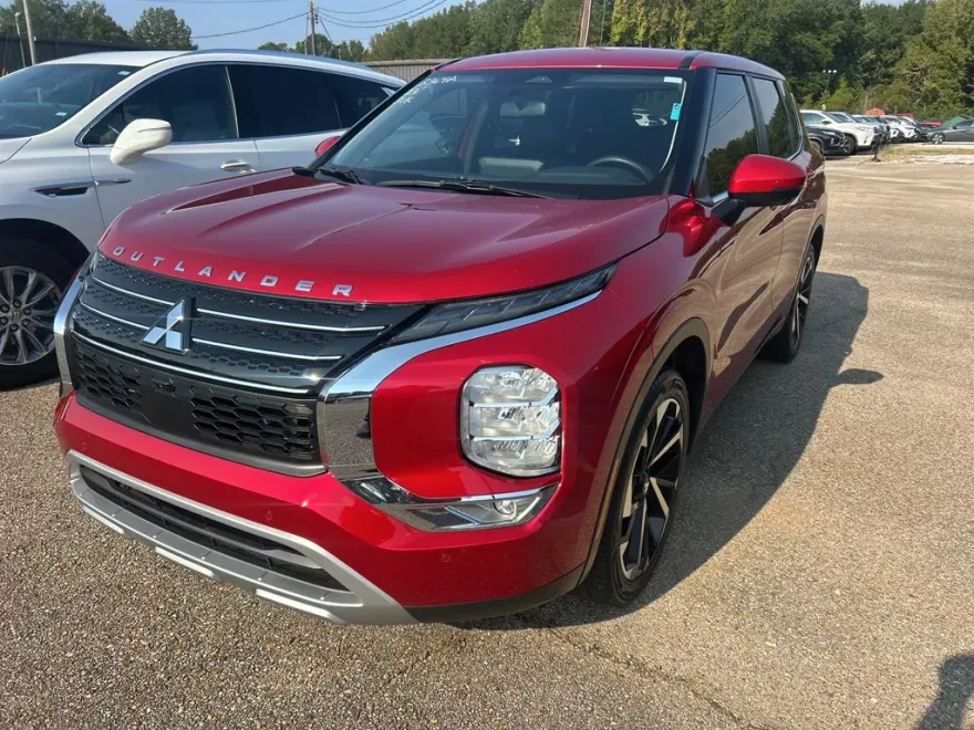 2023 Mitsubishi Outlander SE photo 1