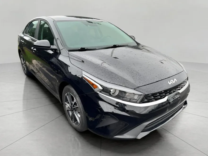 2022 Kia Forte LXS photo 1