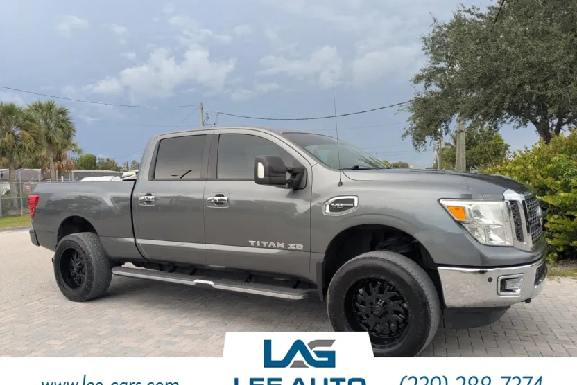 2016 Nissan Titan SV Crew Cab photo 1