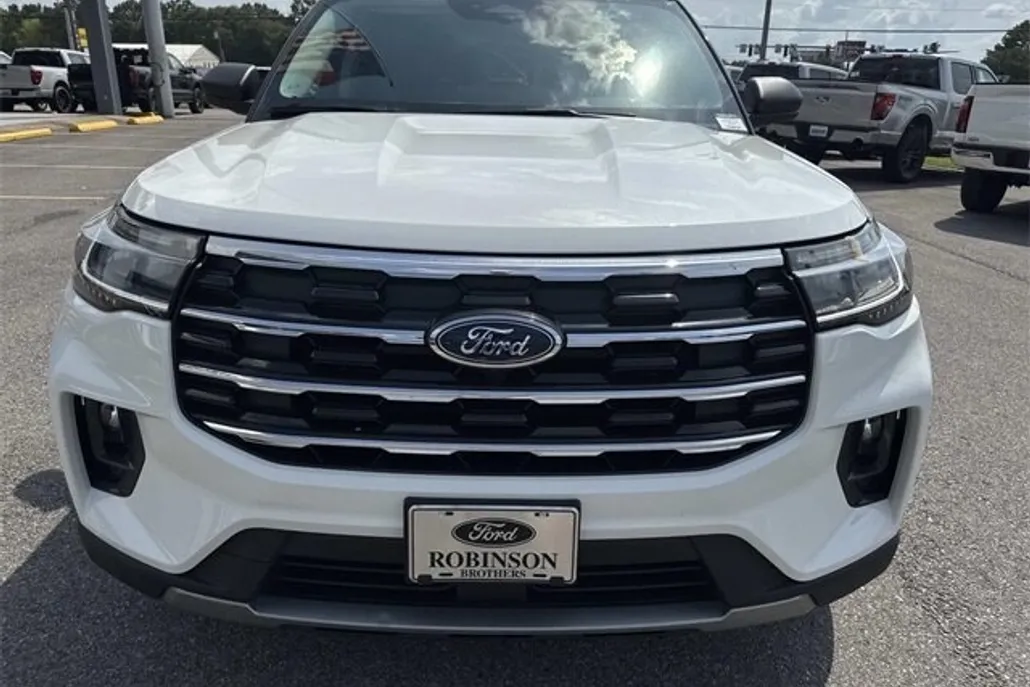 2025 Ford Explorer photo 1