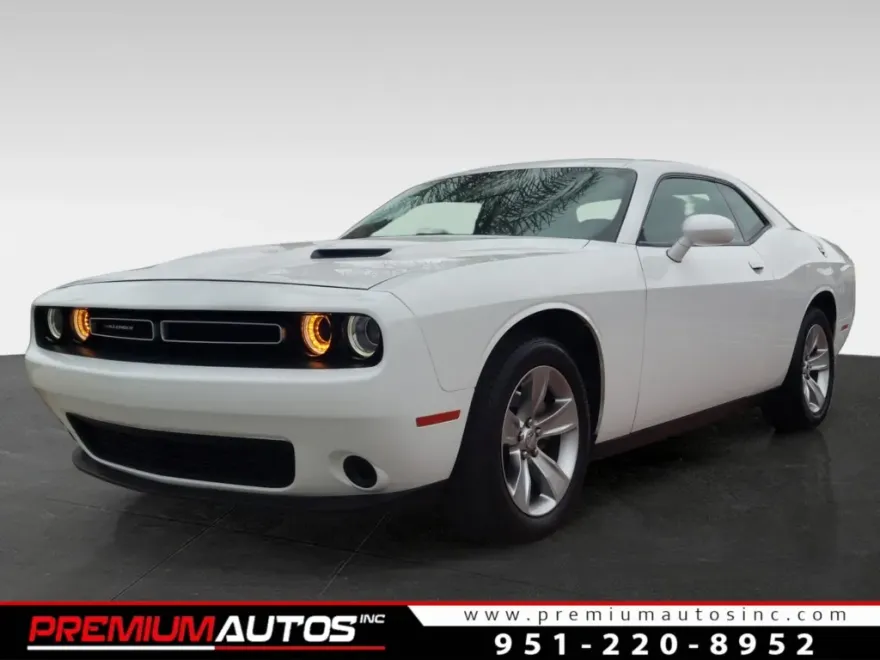 2022 Dodge Challenger SXT photo 1