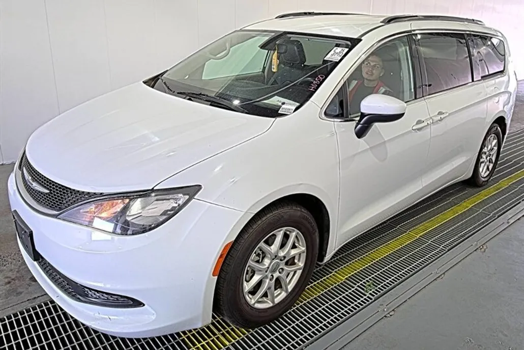 2021 Chrysler Voyager LXi photo 1