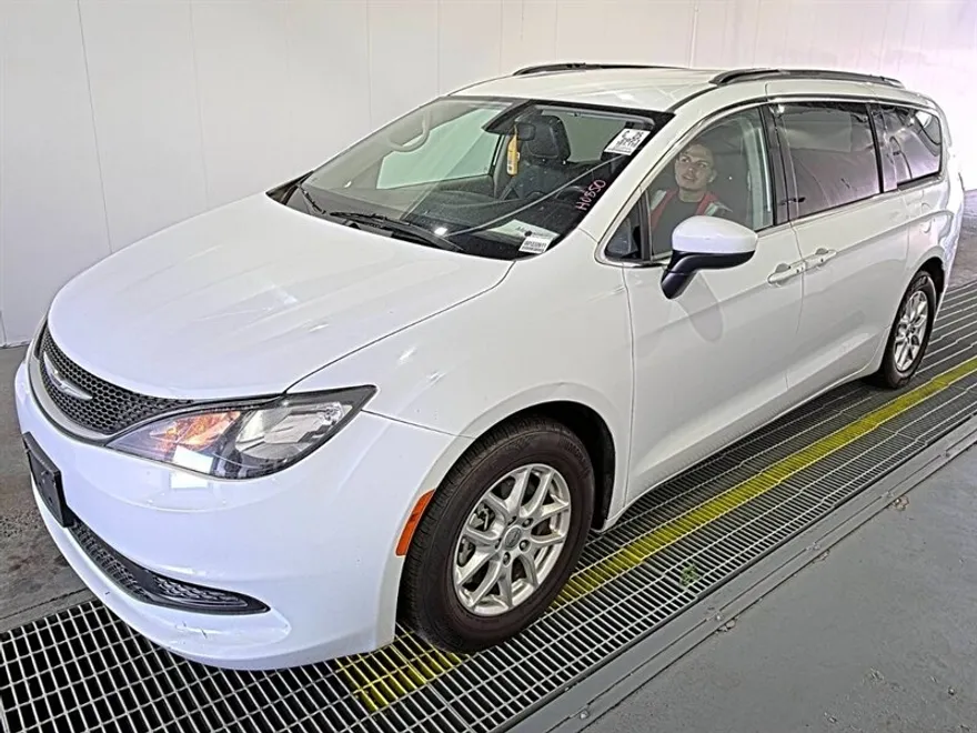 2021 Chrysler Voyager LXi photo 1