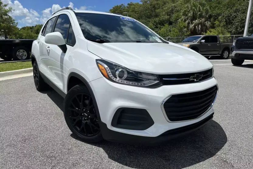 2022 Chevrolet Trax LT photo 1